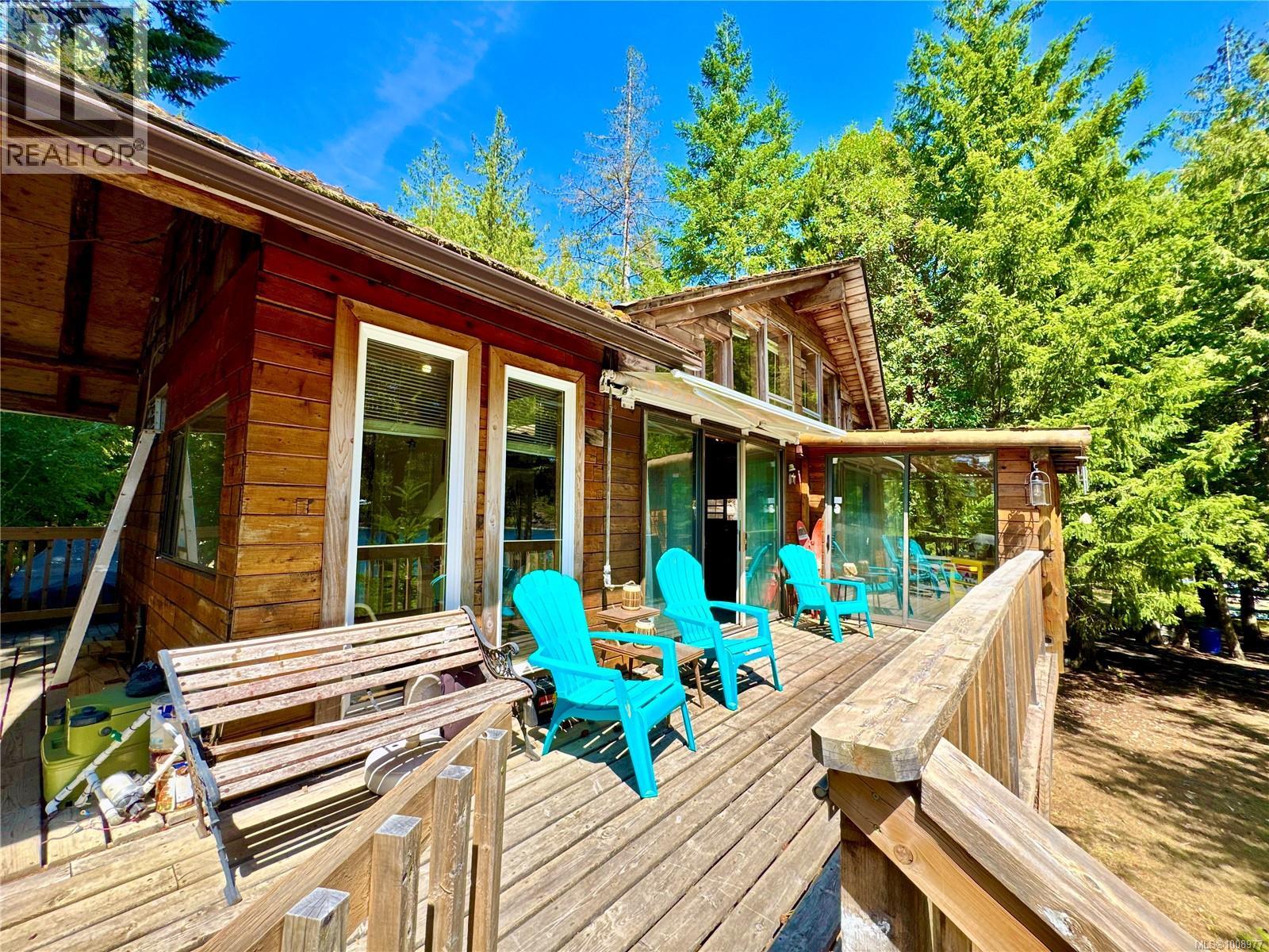 Photo 4 of 3148 Bay Rd, Qualicum Beach BC