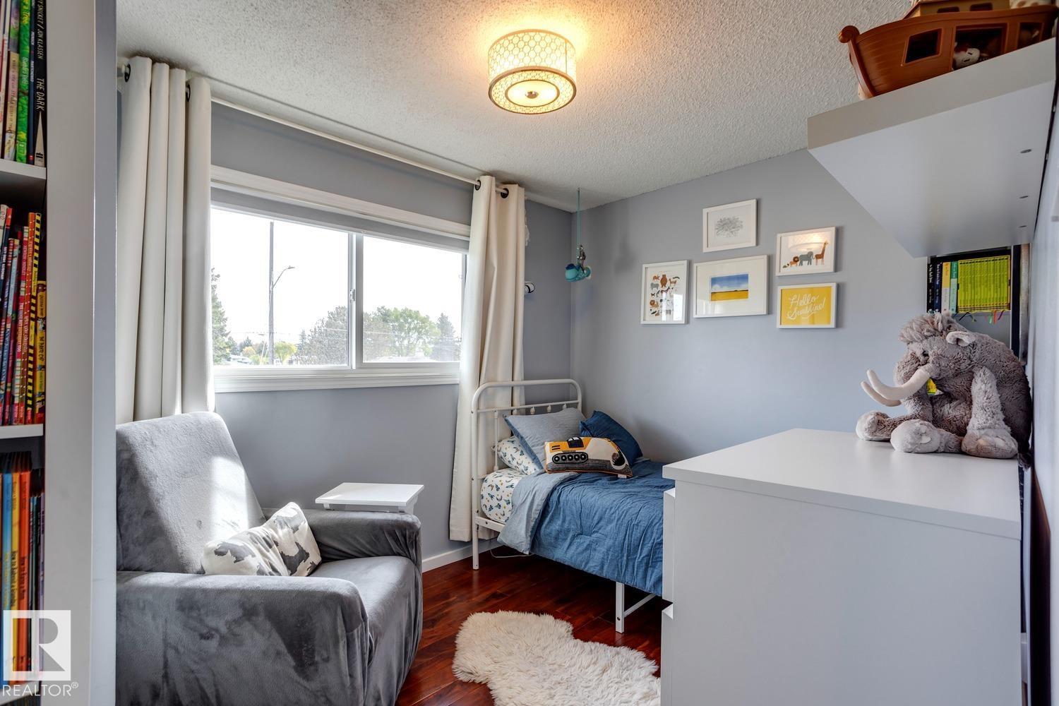 Photo 10 of 4907 114 B St Nw, Edmonton AB