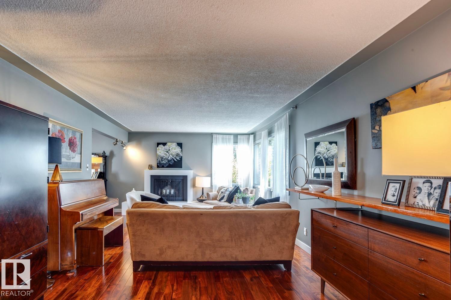 Photo 5 of 4907 114 B St Nw, Edmonton AB
