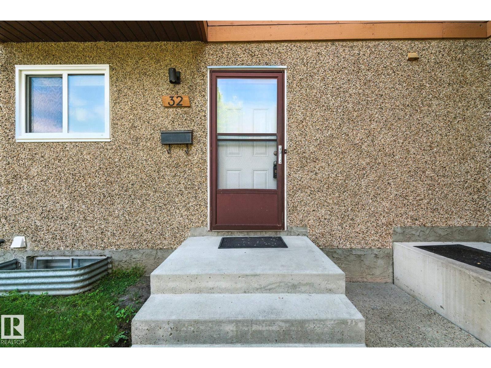 Photo 4 of 32 3812 20 Av Nw, Edmonton AB