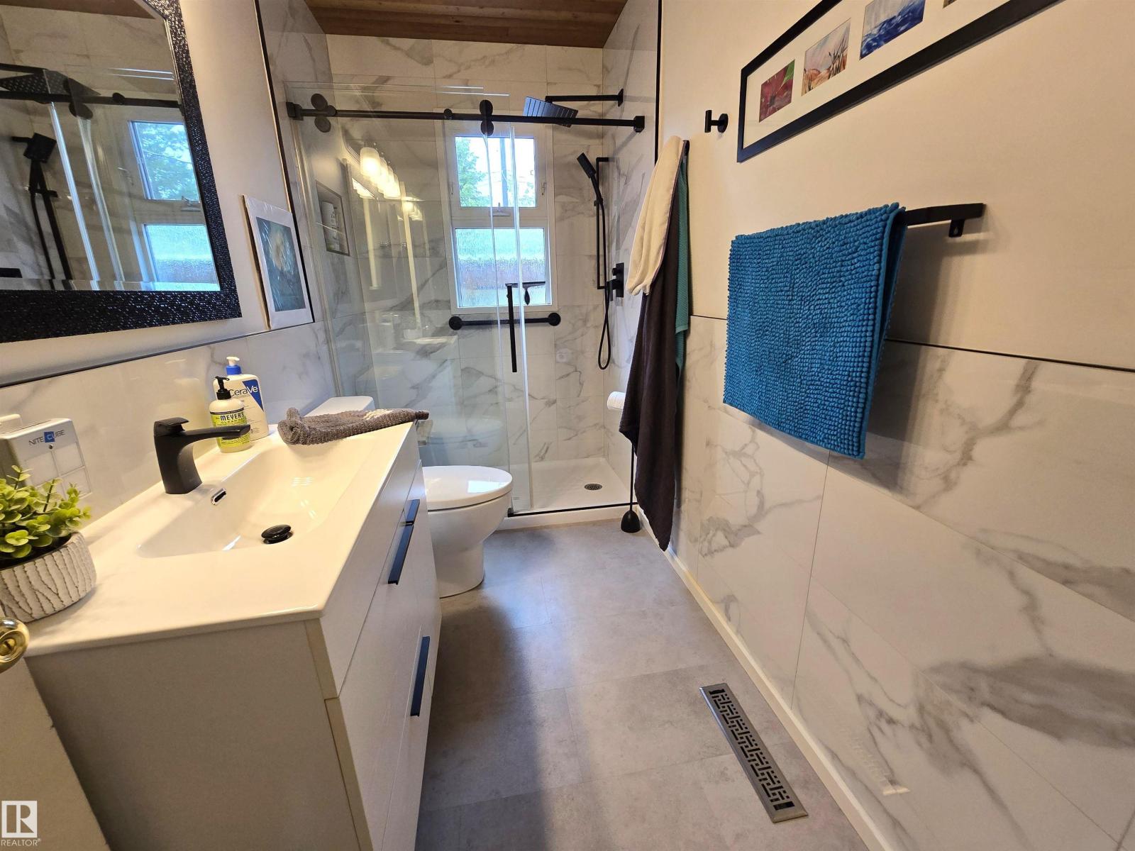 Photo 5 of 13924 107 A Av Nw, Edmonton AB