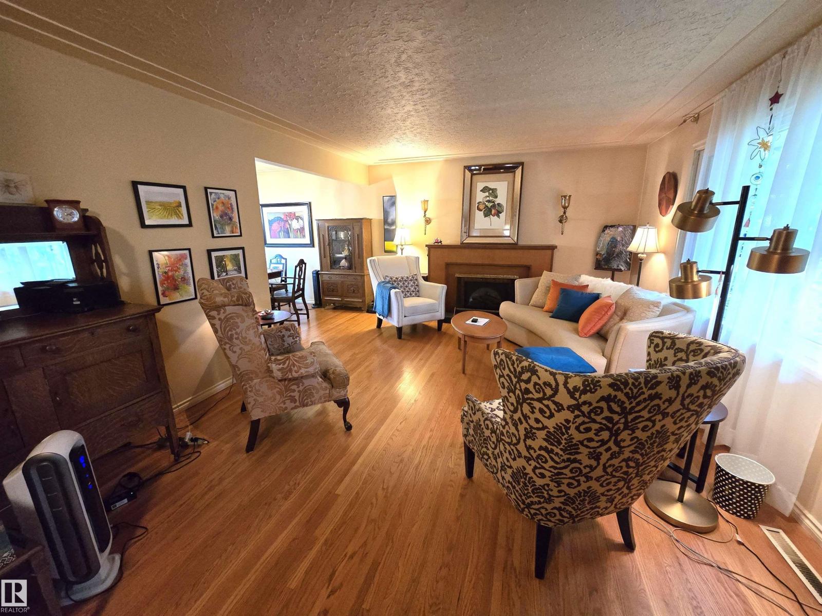 Photo 8 of 13924 107 A Av Nw, Edmonton AB