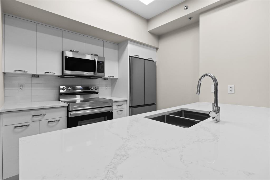 Photo 2 of 112 635 Ballantrae Drive, Winnipeg MB