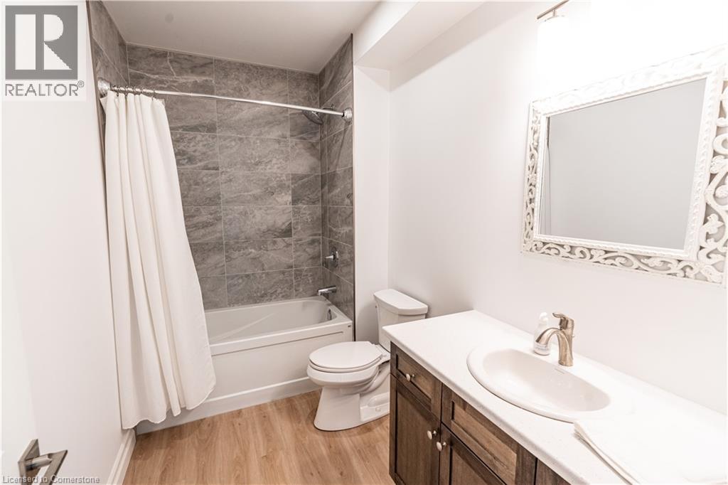 Photo 5 of 21 Hudson Drive, Brantford ON