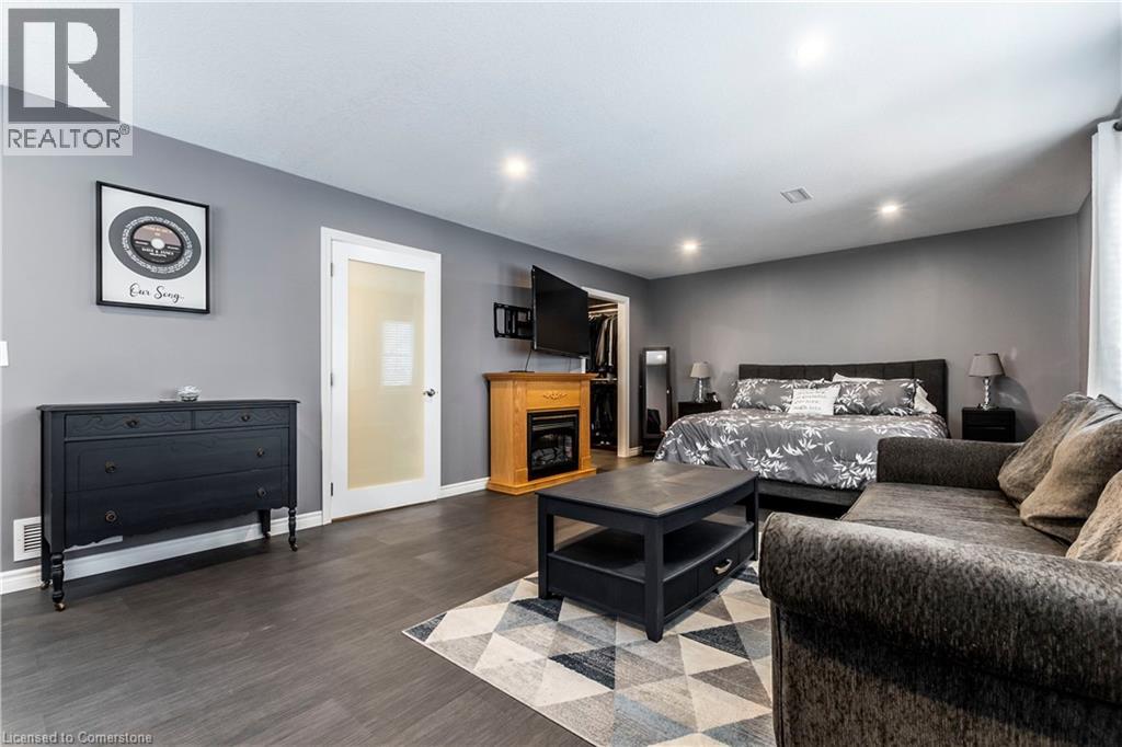 Photo 3 of 75 Sekura Crescent, Cambridge ON
