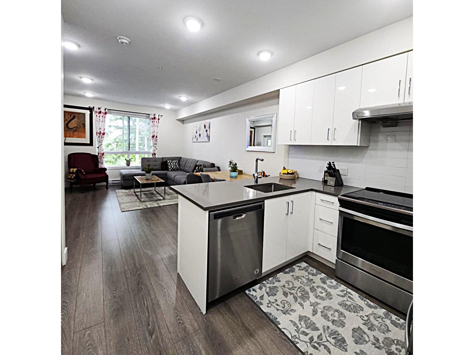 Photo 11 of 409 15351 101 Avenue, Surrey BC
