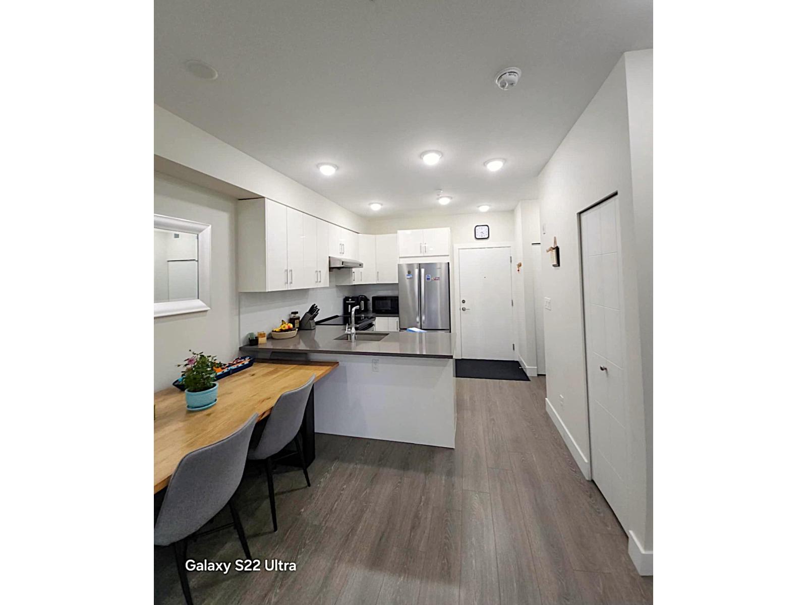 Photo 10 of 409 15351 101 Avenue, Surrey BC