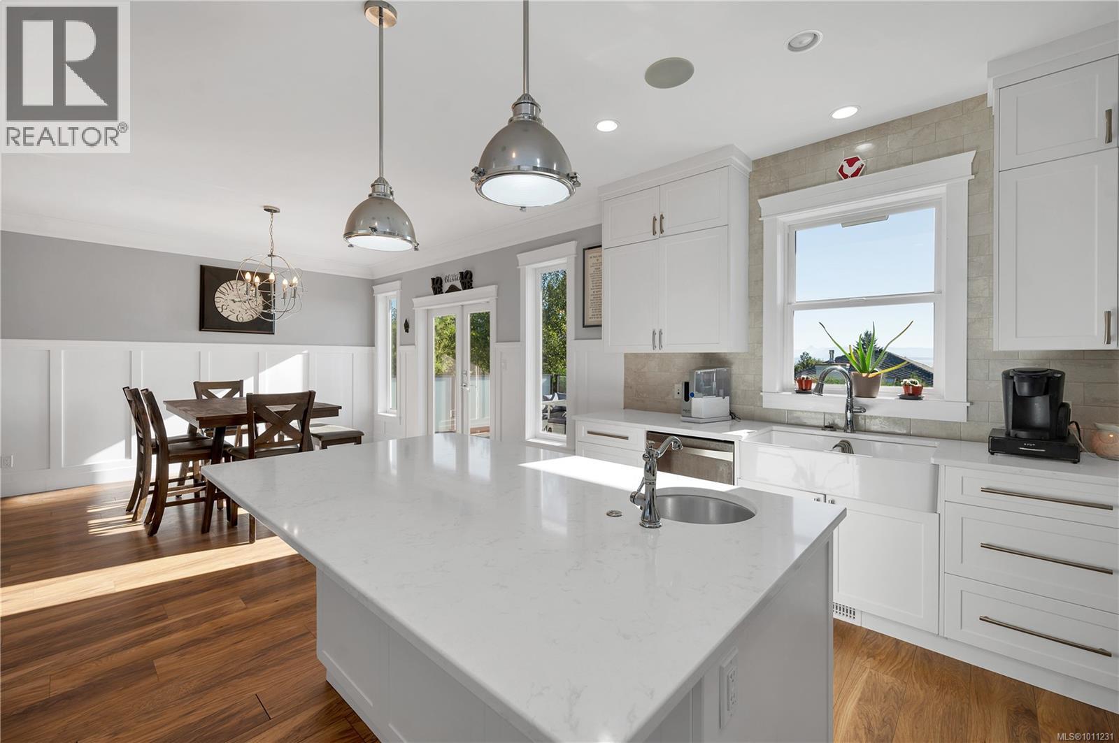 Photo 4 of 2613 Sunderland Rd, Campbell River BC