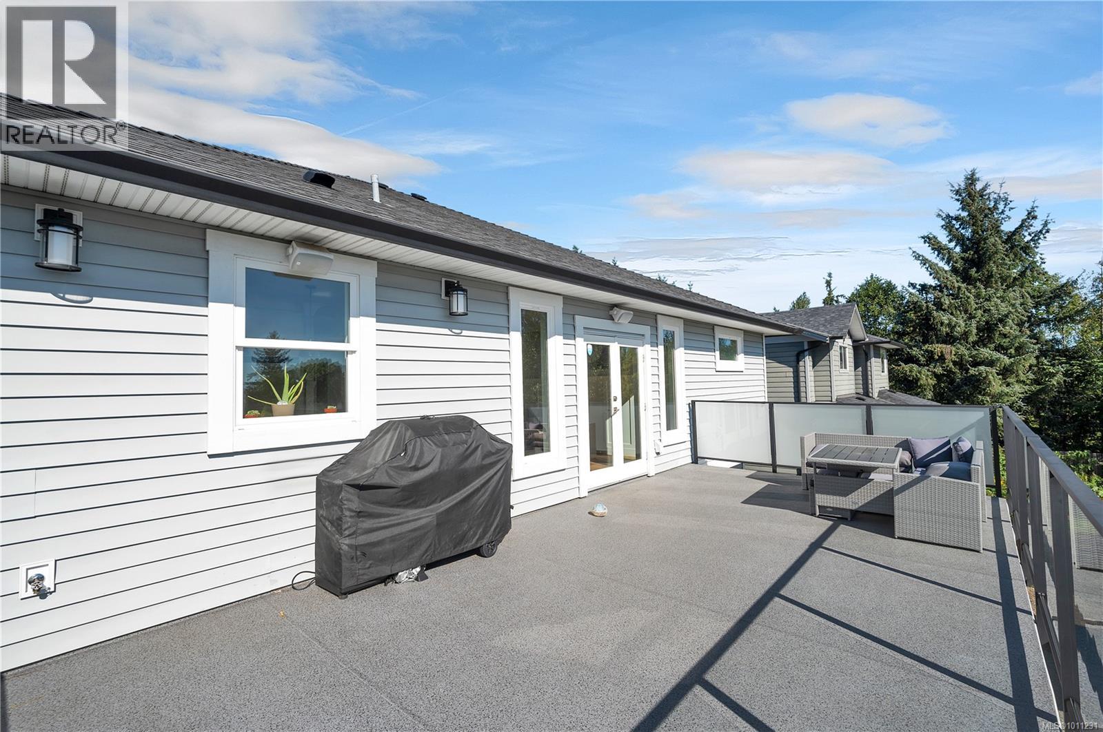 Photo 3 of 2613 Sunderland Rd, Campbell River BC