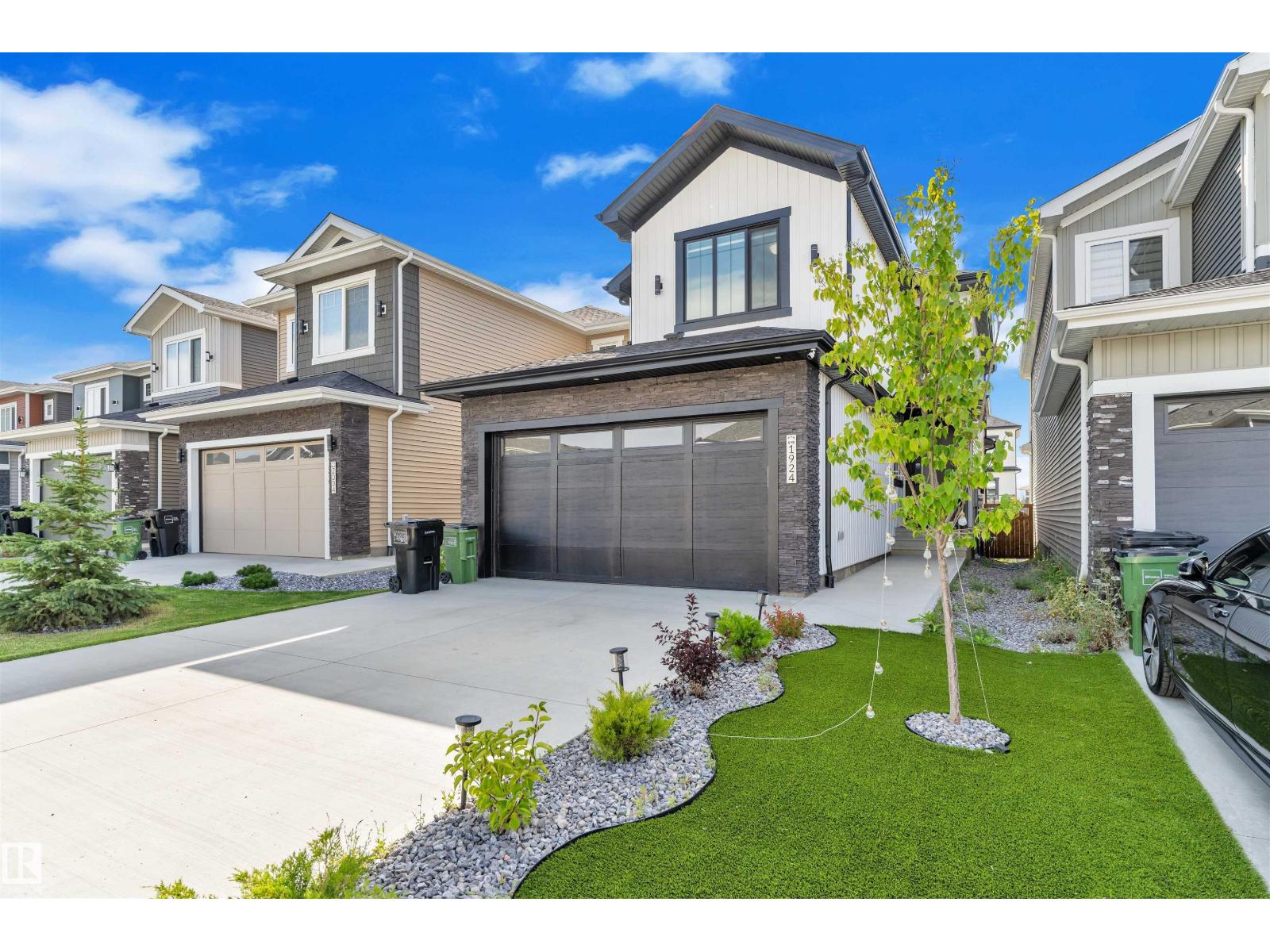 Photo 4 of 1924 164 St Sw, Edmonton AB