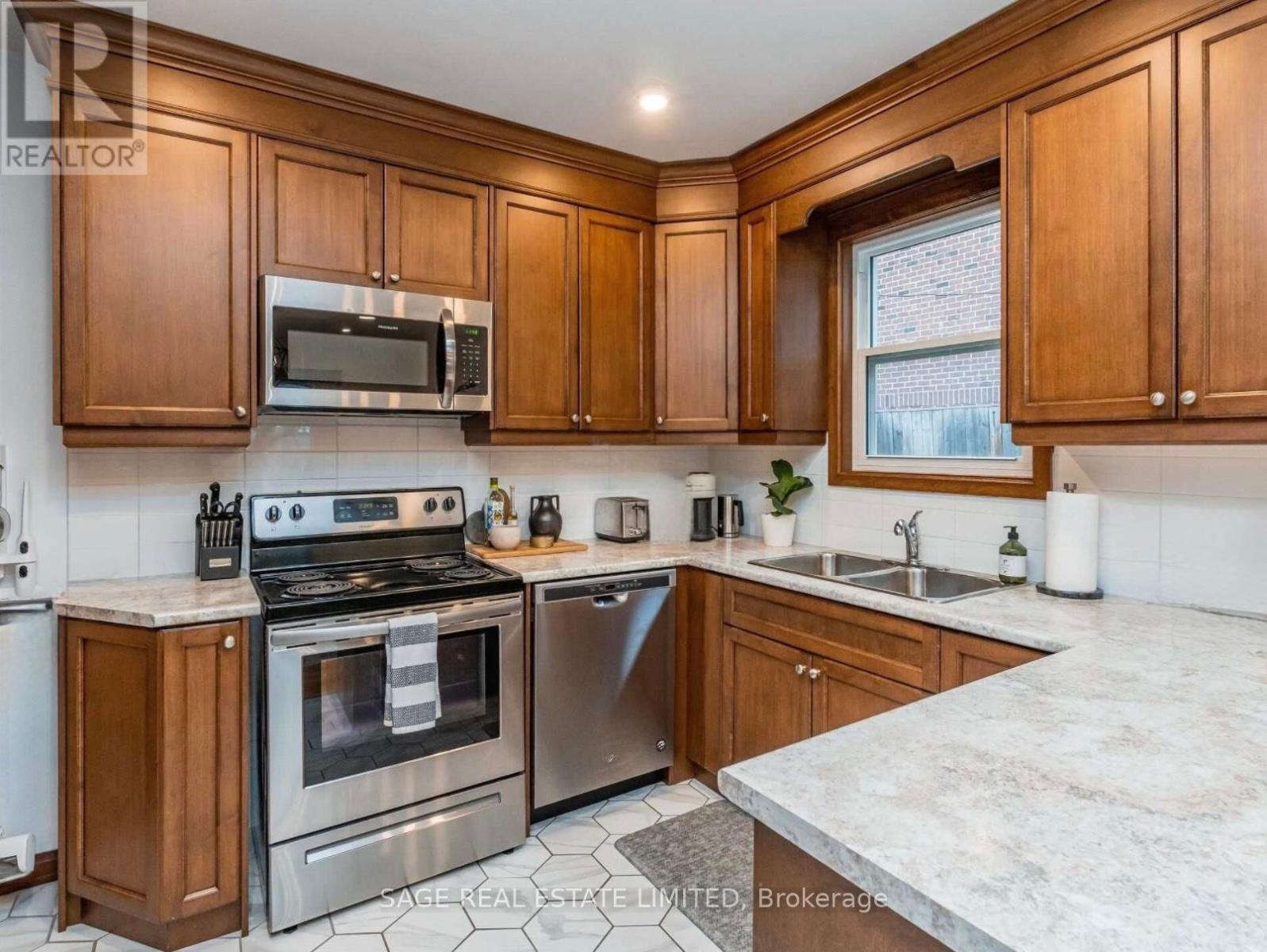 Photo 18 of Main 740 Avenue Road N, Toronto ON