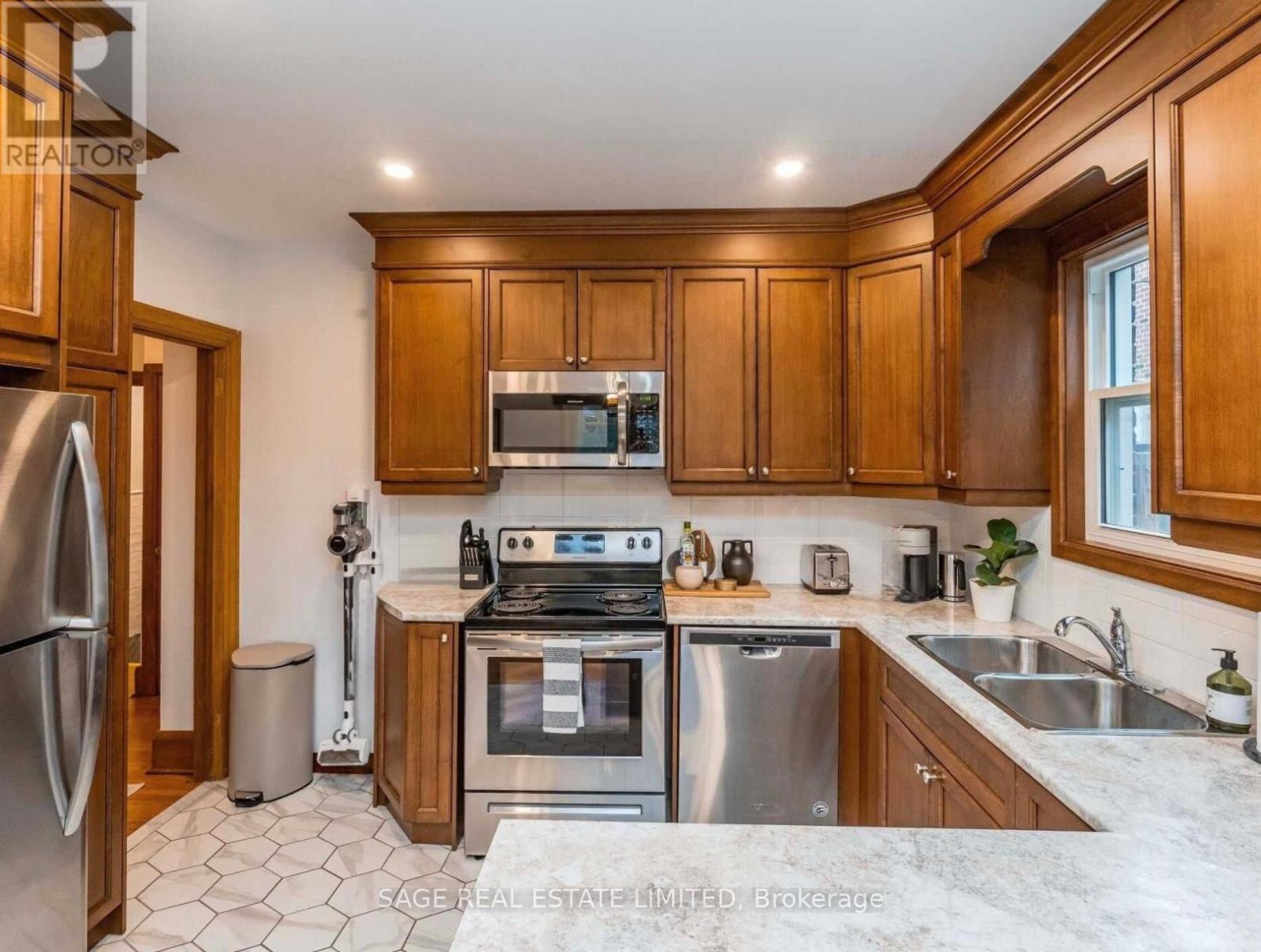 Photo 25 of Main 740 Avenue Road N, Toronto ON