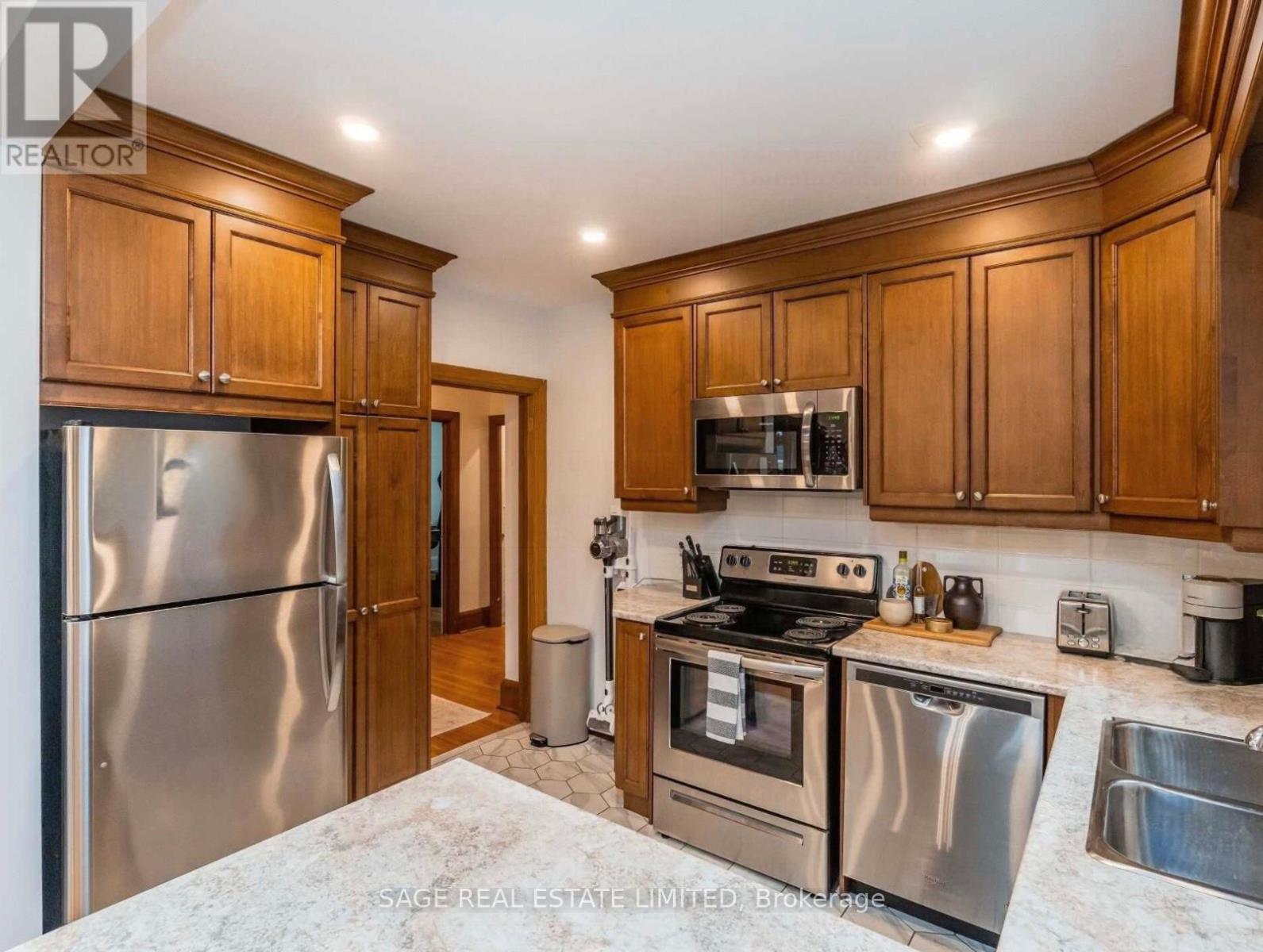 Photo 2 of Main 740 Avenue Road N, Toronto ON