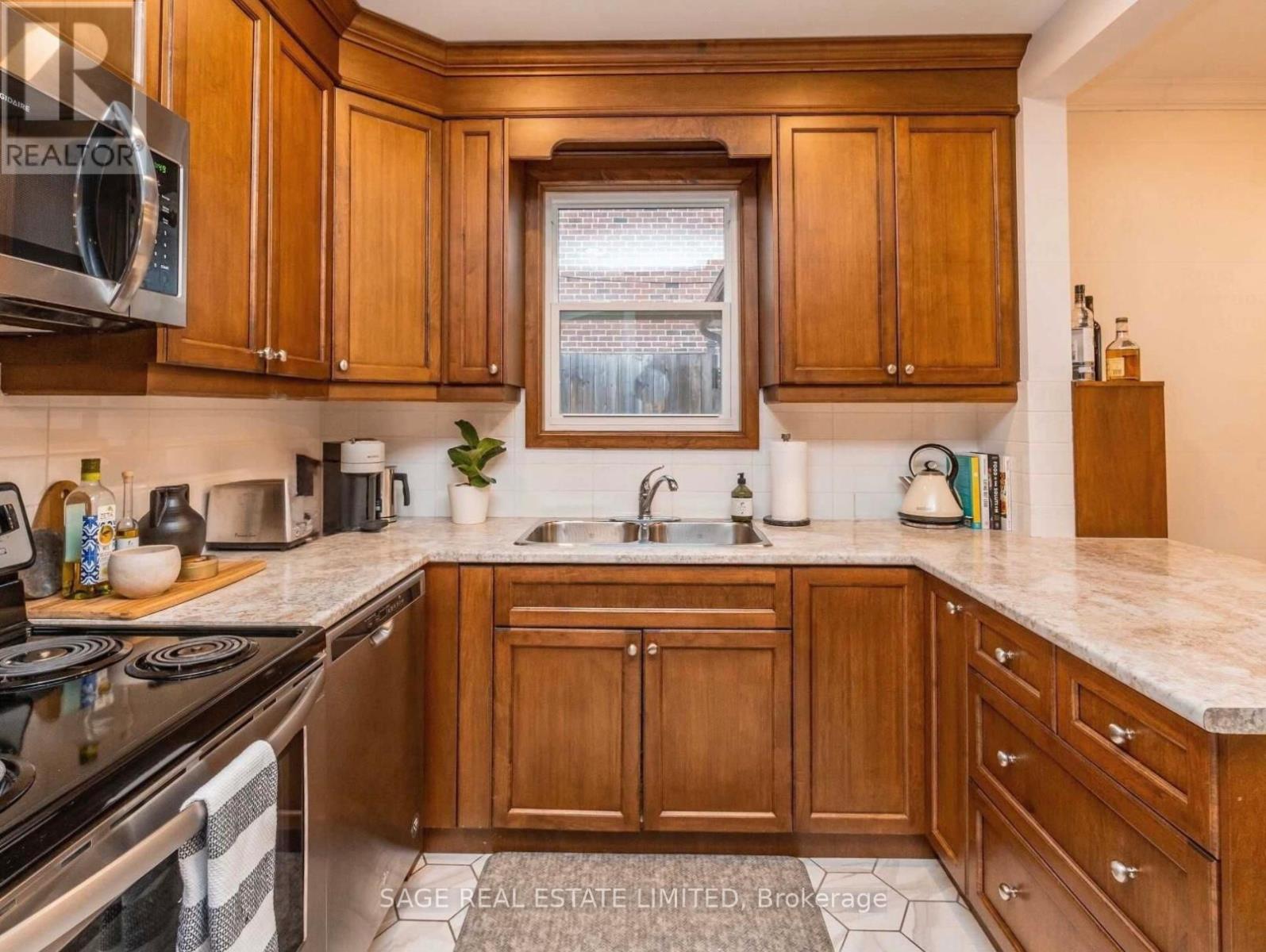 Photo 30 of Main 740 Avenue Road N, Toronto ON
