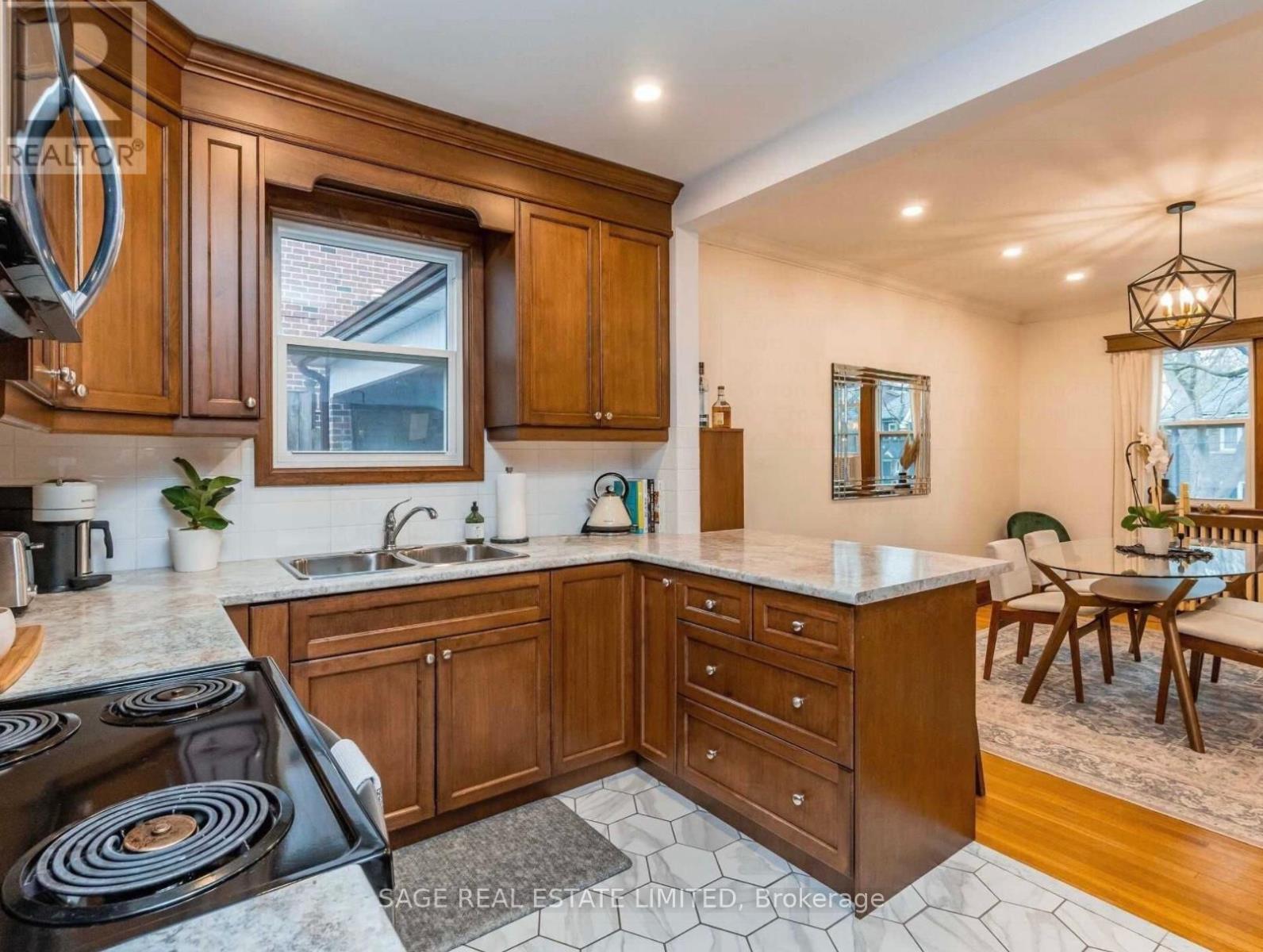 Photo 27 of Main 740 Avenue Road N, Toronto ON