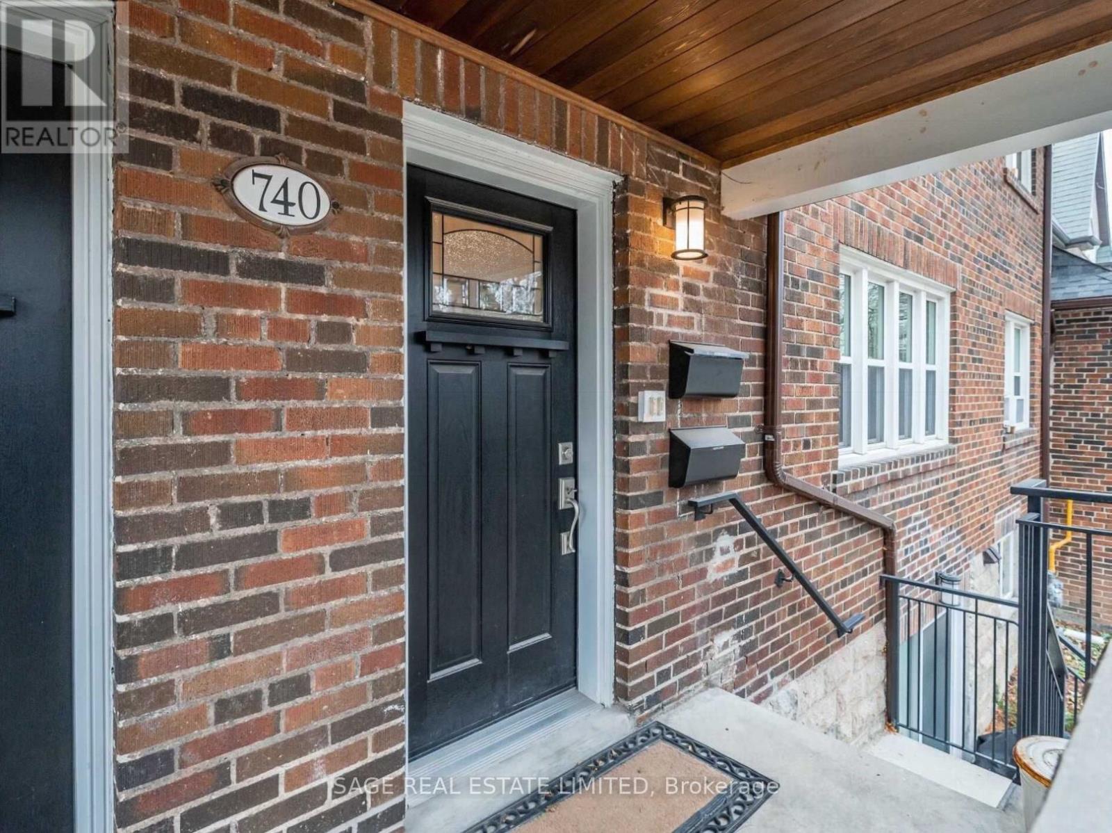 Photo 11 of Main 740 Avenue Road N, Toronto ON