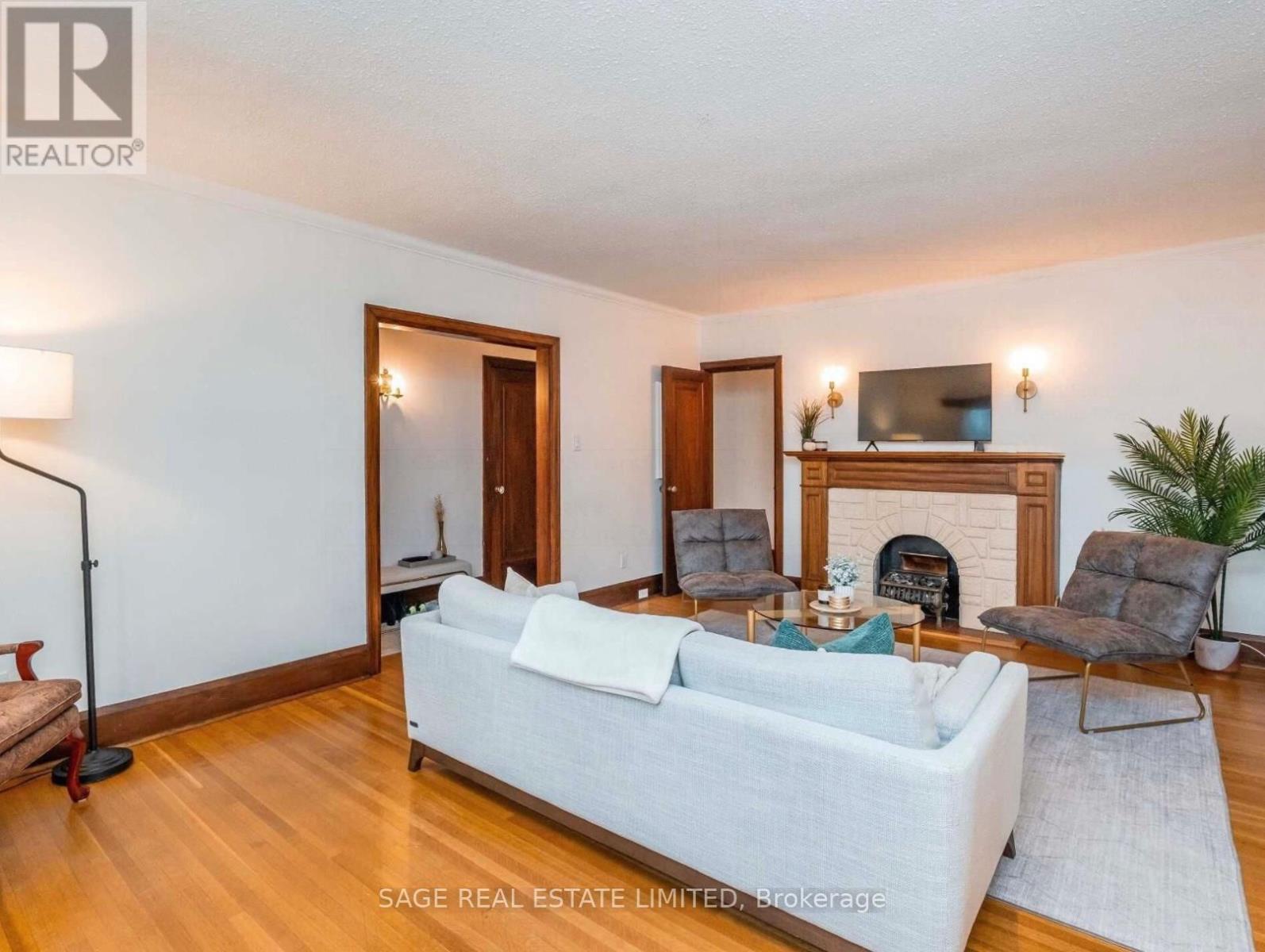 Photo 14 of Main 740 Avenue Road N, Toronto ON