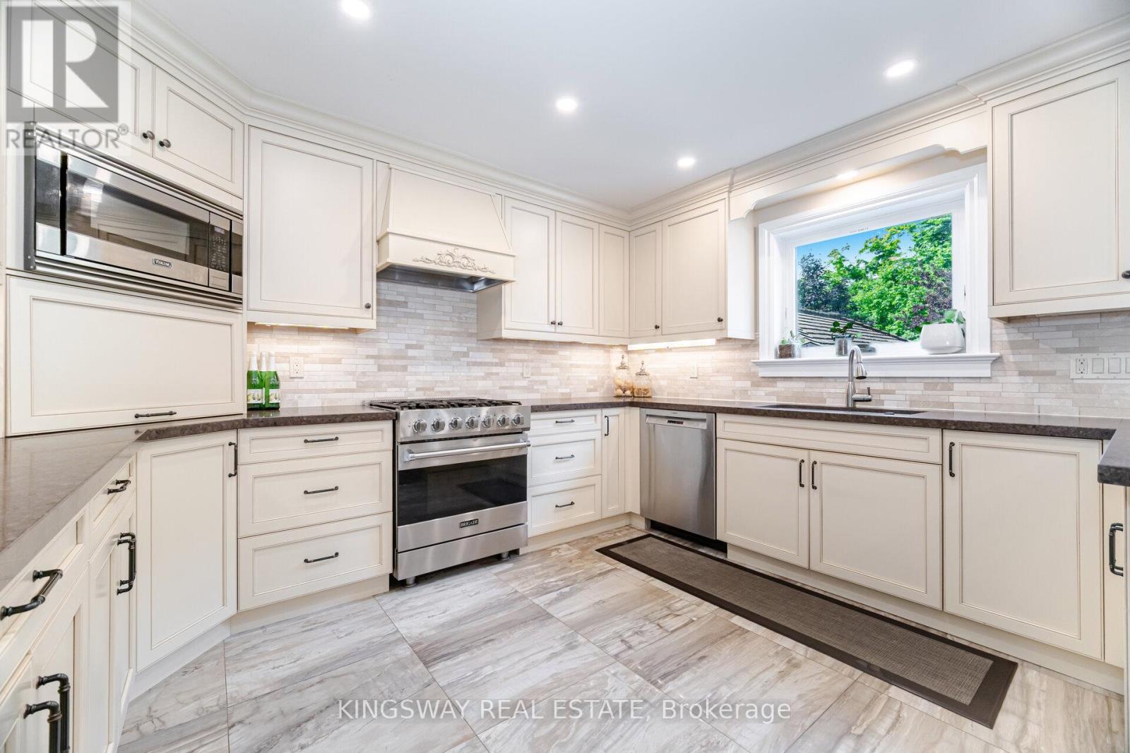 Photo 12 of 2246 Grand Ravine Drive, Oakville ON