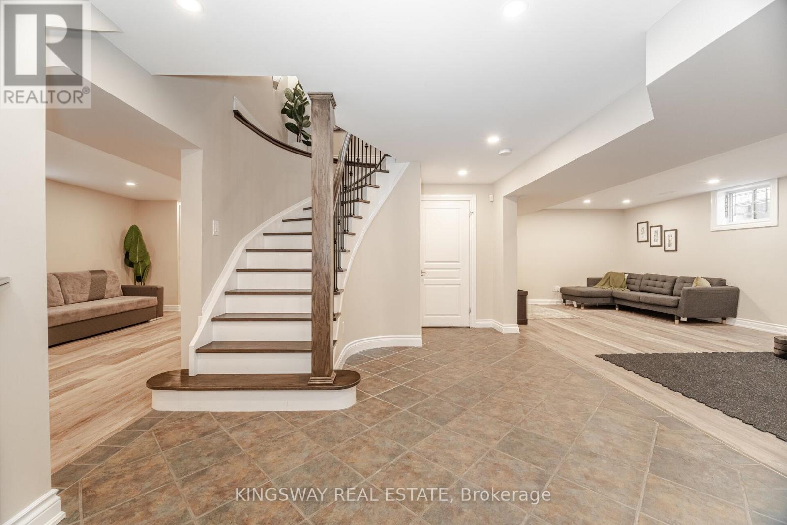 Photo 35 of 2246 Grand Ravine Drive, Oakville ON