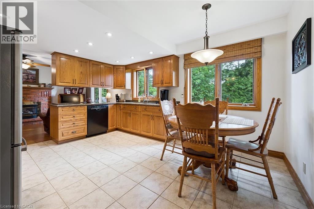 Photo 9 of 45 Applewood Crescent, Cambridge ON