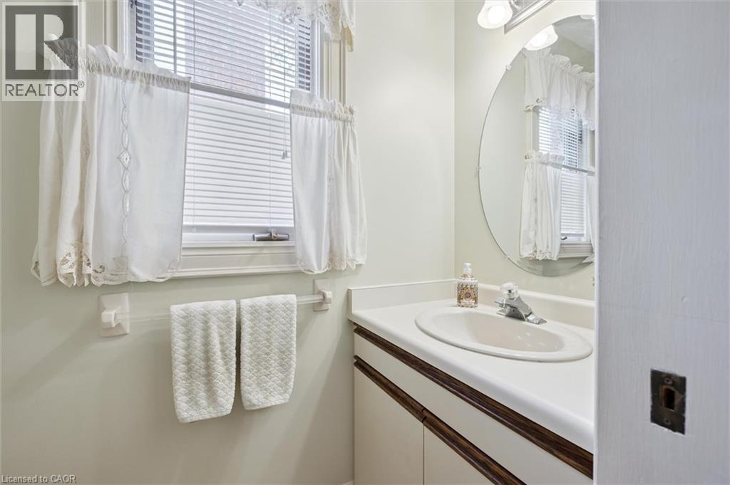 Photo 36 of 45 Applewood Crescent, Cambridge ON