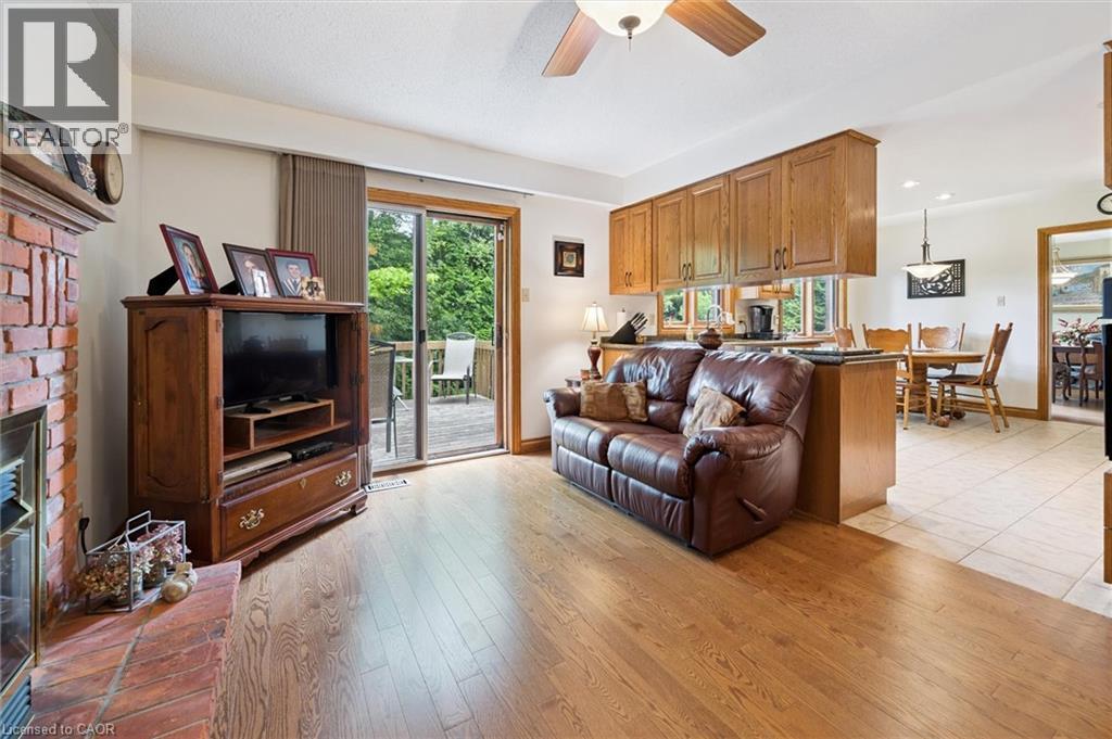 Photo 19 of 45 Applewood Crescent, Cambridge ON