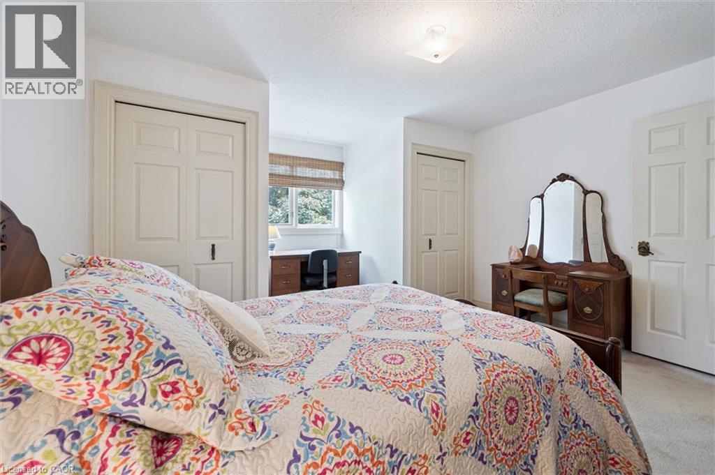 Photo 6 of 45 Applewood Crescent, Cambridge ON