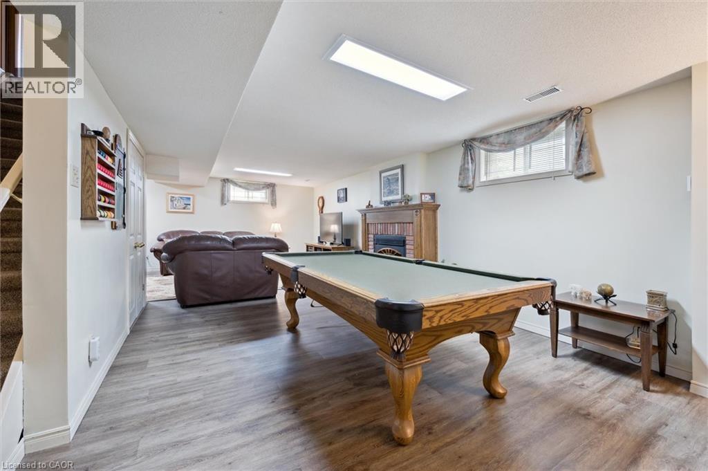 Photo 33 of 45 Applewood Crescent, Cambridge ON
