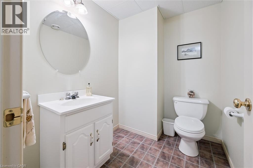 Photo 15 of 45 Applewood Crescent, Cambridge ON