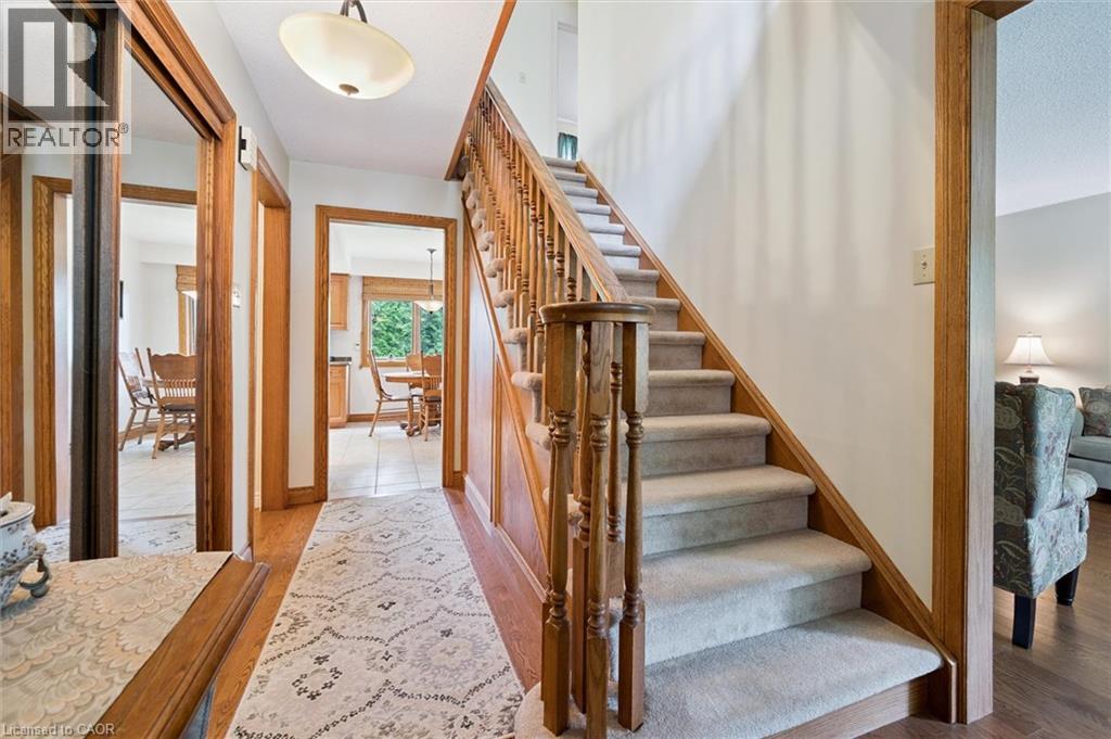 Photo 5 of 45 Applewood Crescent, Cambridge ON