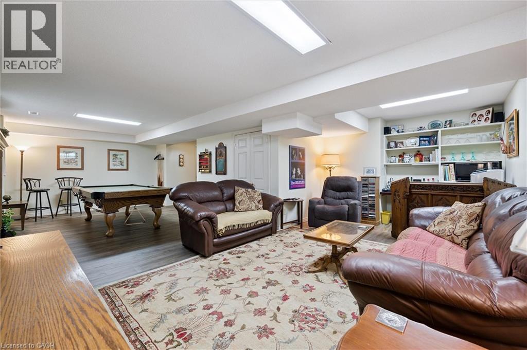 Photo 31 of 45 Applewood Crescent, Cambridge ON
