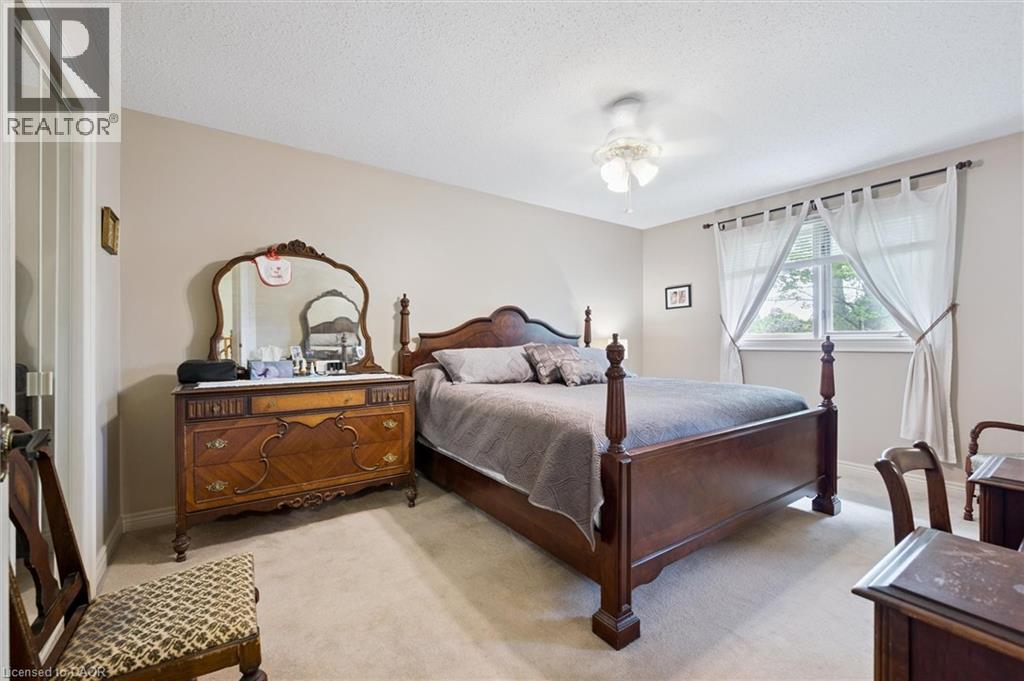 Photo 18 of 45 Applewood Crescent, Cambridge ON