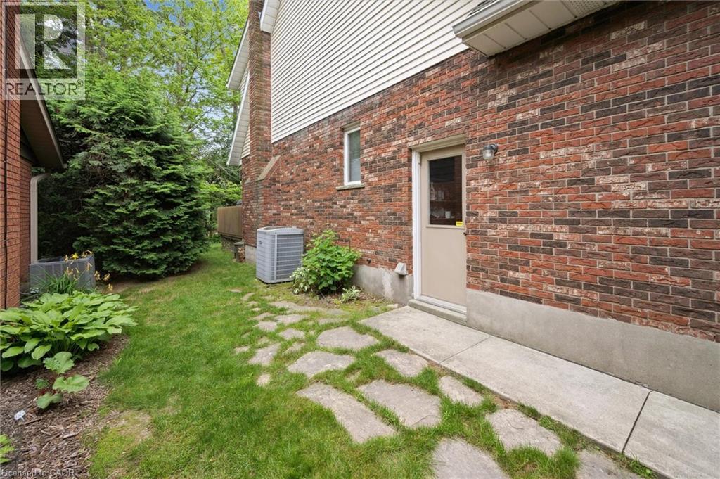 Photo 43 of 45 Applewood Crescent, Cambridge ON