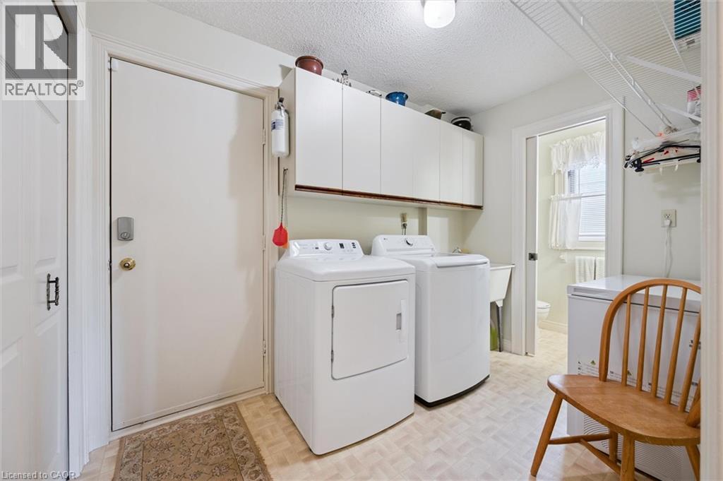 Photo 13 of 45 Applewood Crescent, Cambridge ON