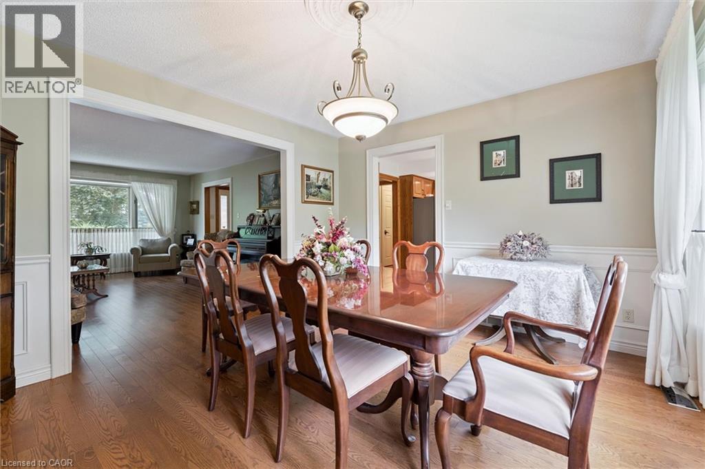 Photo 25 of 45 Applewood Crescent, Cambridge ON