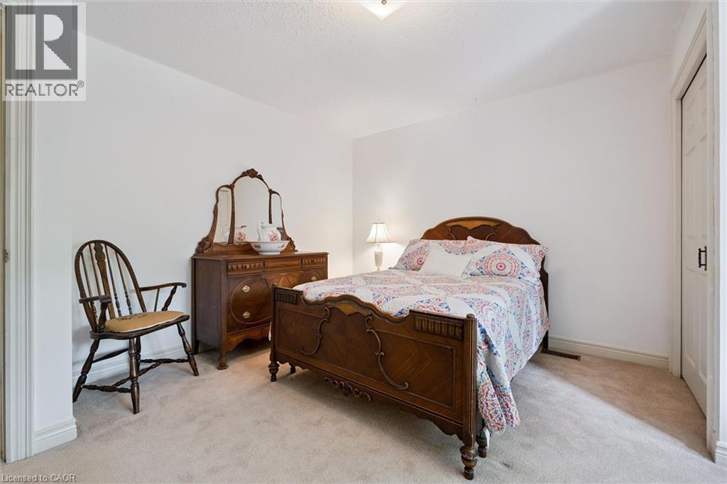 Photo 4 of 45 Applewood Crescent, Cambridge ON