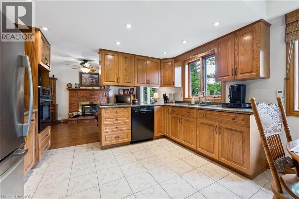 Photo 32 of 45 Applewood Crescent, Cambridge ON