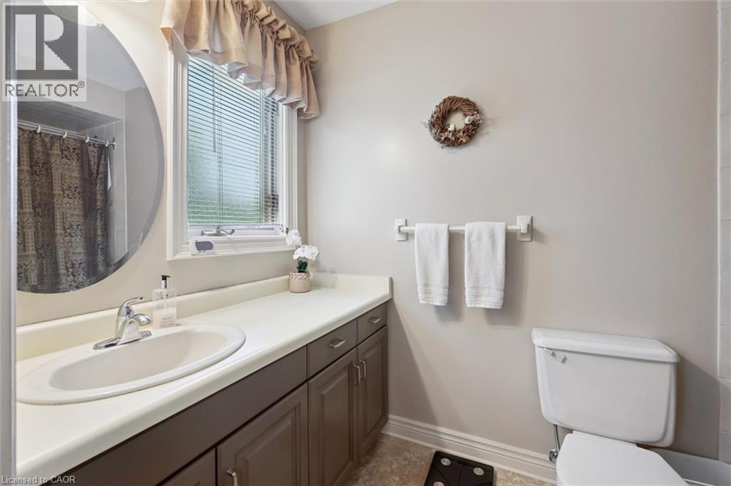 Photo 7 of 45 Applewood Crescent, Cambridge ON