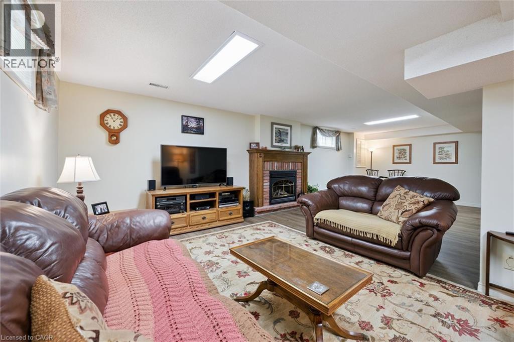 Photo 20 of 45 Applewood Crescent, Cambridge ON
