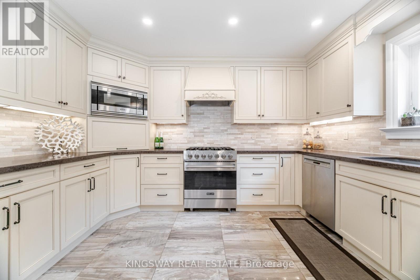 Photo 13 of 2246 Grand Ravine Drive, Oakville ON
