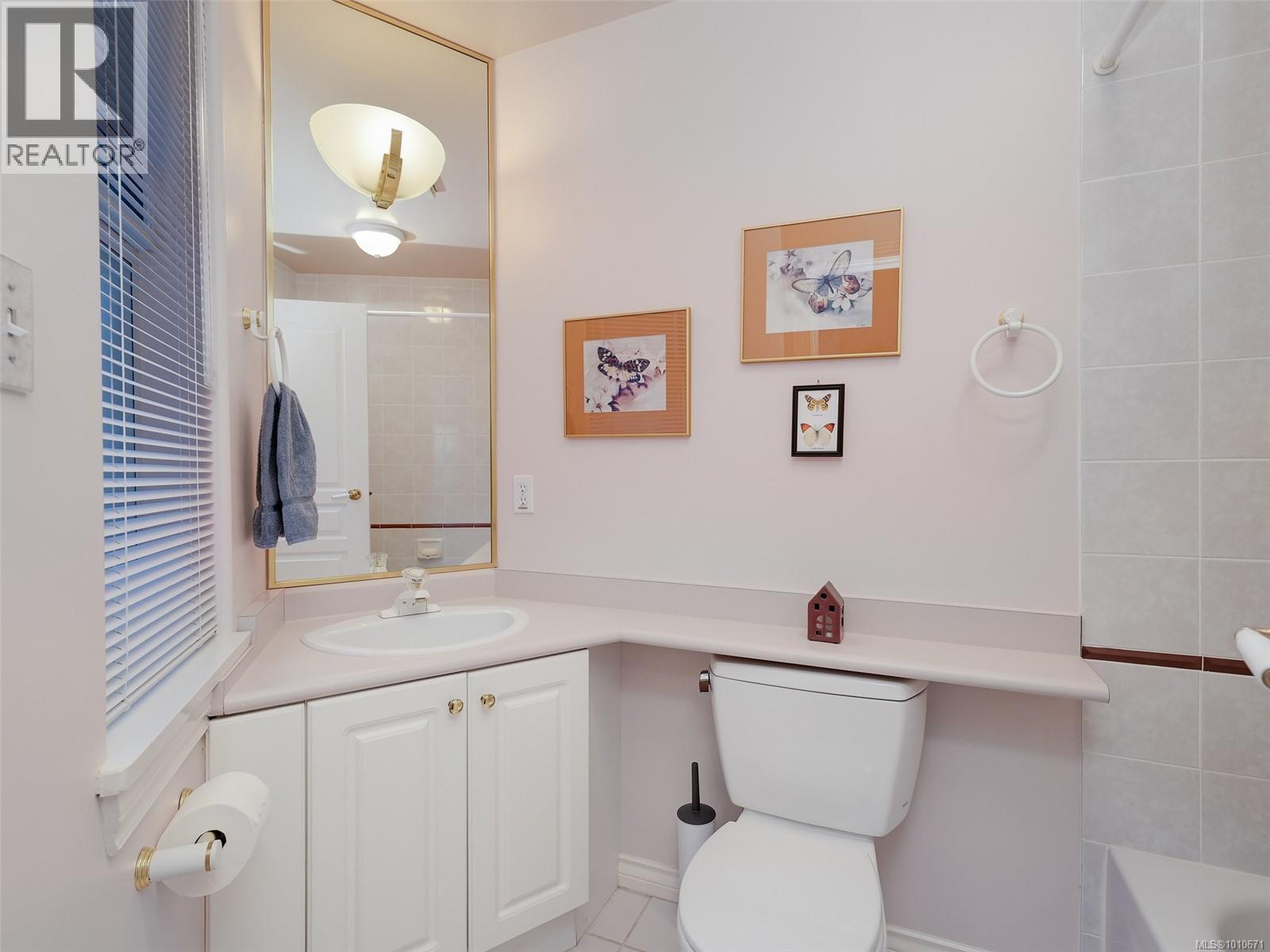 Single Family House for Sale in   Marsett Pl Saanich 