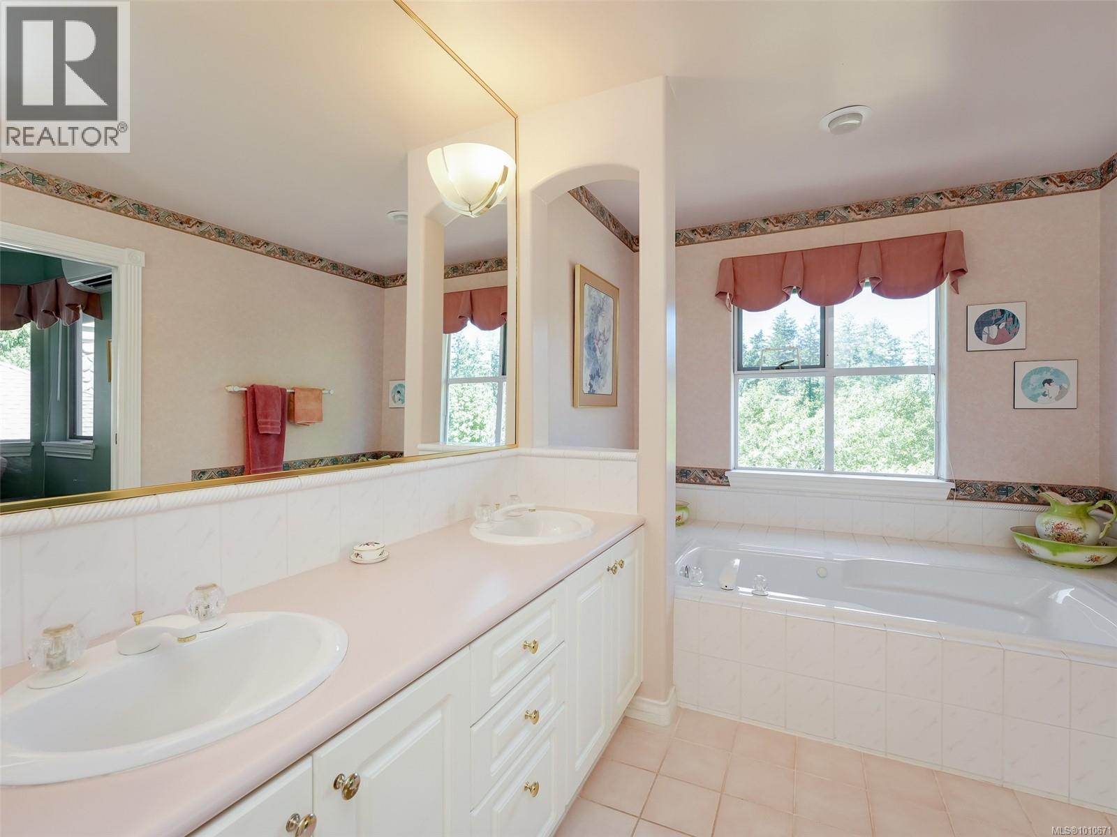Single Family House for Sale in   Marsett Pl Saanich 