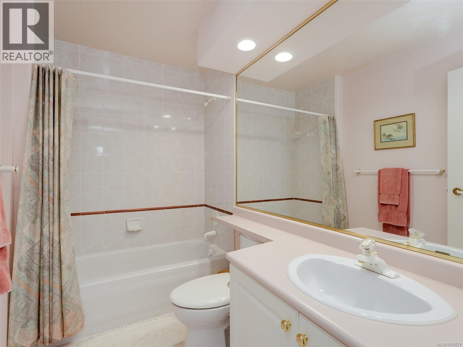 Single Family House for Sale in   Marsett Pl Saanich 