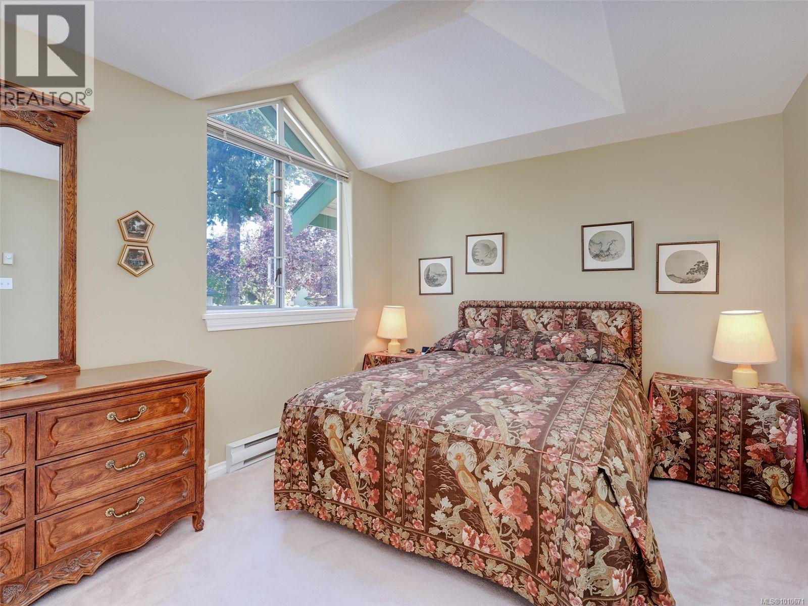 Single Family House for Sale in   Marsett Pl Saanich 