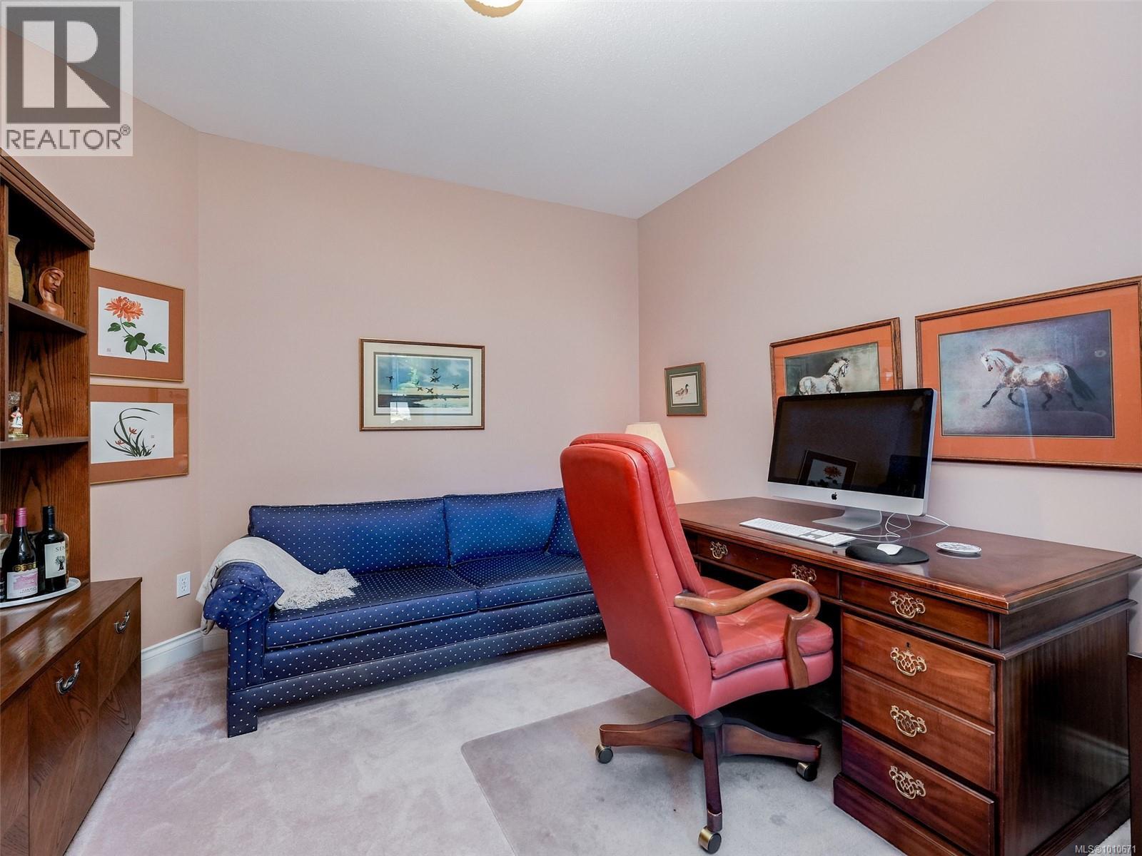 Single Family House for Sale in   Marsett Pl Saanich 