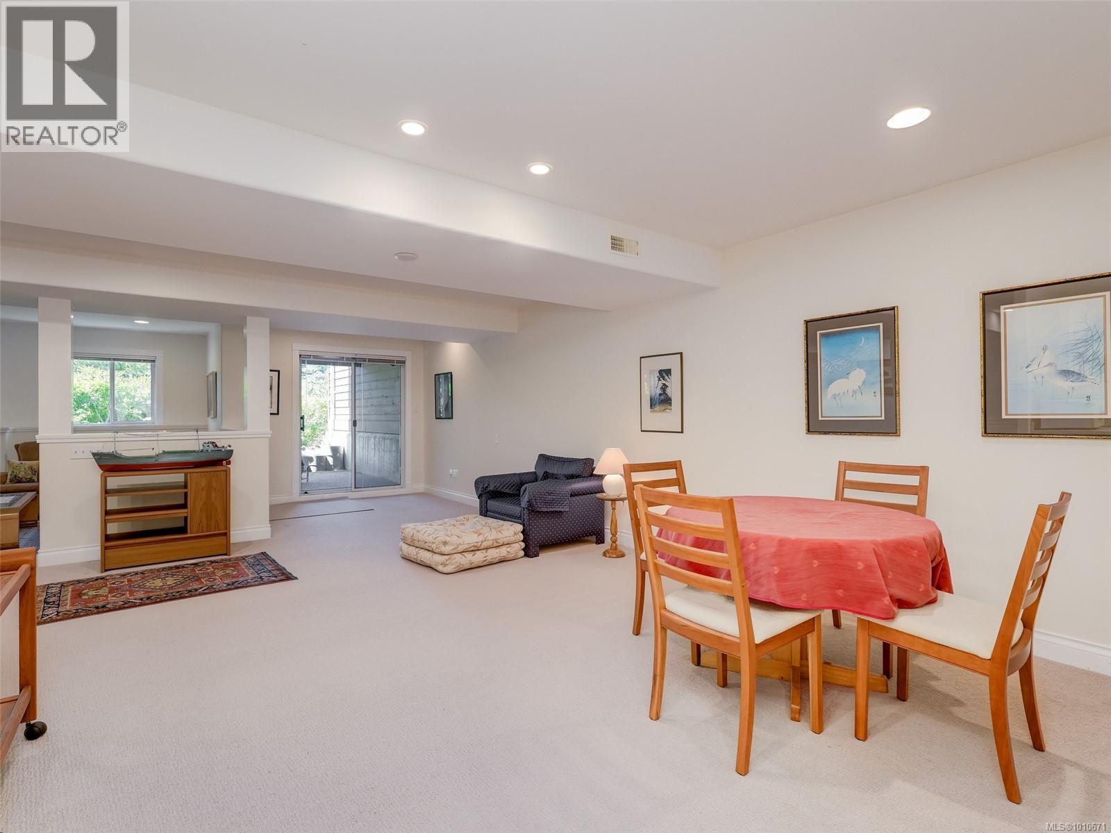 Single Family House for Sale in   Marsett Pl Saanich 
