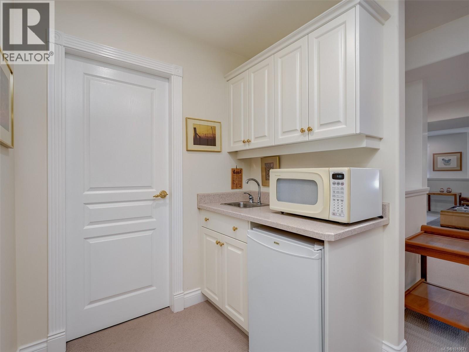 Single Family House for Sale in   Marsett Pl Saanich 