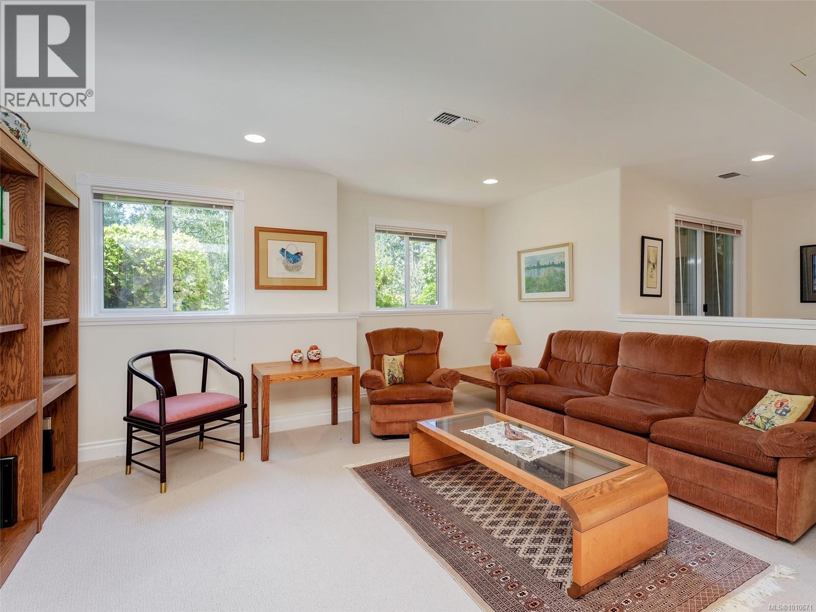Single Family House for Sale in   Marsett Pl Saanich 