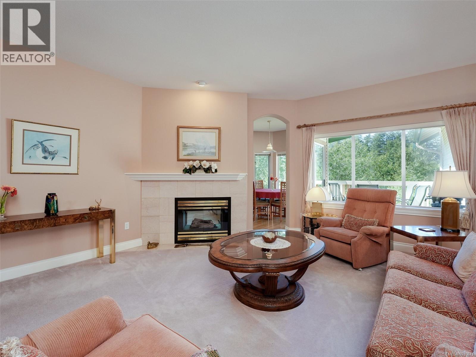 Single Family House for Sale in   Marsett Pl Saanich 