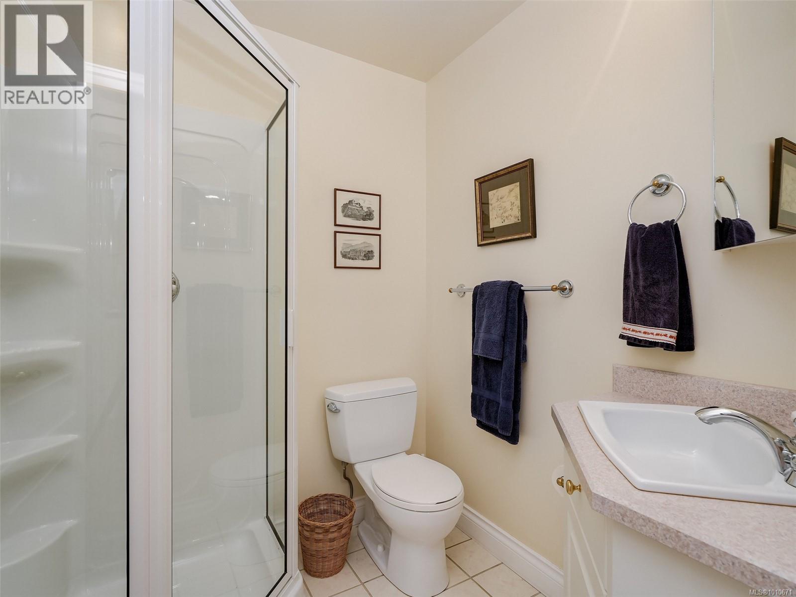 Single Family House for Sale in   Marsett Pl Saanich 